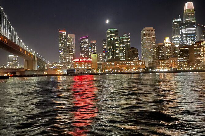 San Francisco City Lights Sail - On-Board Comfort: Clean Boat, Friendly Crew, Two Drinks Included